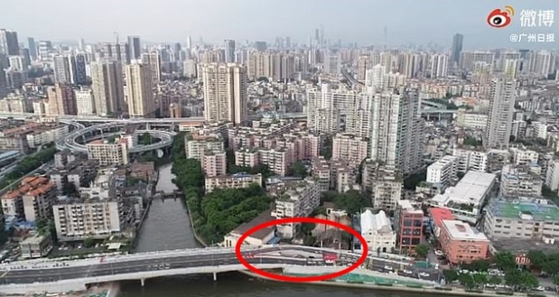 중국 광둥성 광저우의 ‘알박기’ 주택과 주변에 개통된 도로 모습