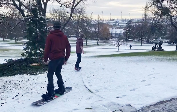 보기 드문 폭설에 봉쇄령으로 집에 갇힌 주민들은 신이 났다. 길에서 스키를 타기도 하고, 눈사람을 만들며 겨울을 즐기고 있다./사진=트위터