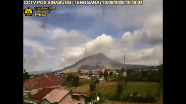 인도네시아 화산지질재난예방센터가 공개한 CCTV에도 대규모 분화 장면이 고스란히 포착됐다.