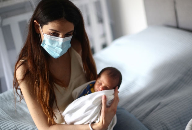 아기 이름은 태어난 병원 이름을 따 ‘조지’라 정해졌다. 12일 퇴원해 집으로 돌아간 어머니 엠마뉴엘이 아들 조지를 품에 안고 있다./사진=로이터 연합뉴스