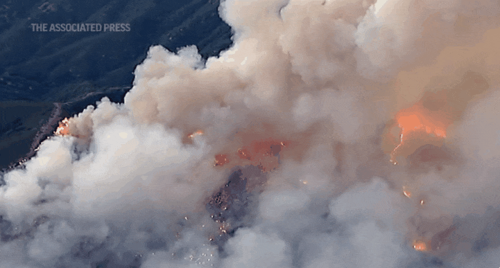 미국 현지시간으로 12일 오후 캘리포니아 레이크휴즈 지역에서 발생한 대형 산불이 걷잡을 수 없이 번지고 있다(사진=AP통신)