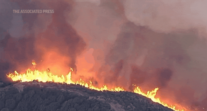 미국 현지시간으로 12일 오후 캘리포니아 레이크휴즈 지역에서 발생한 대형 산불이 걷잡을 수 없이 번지고 있다
