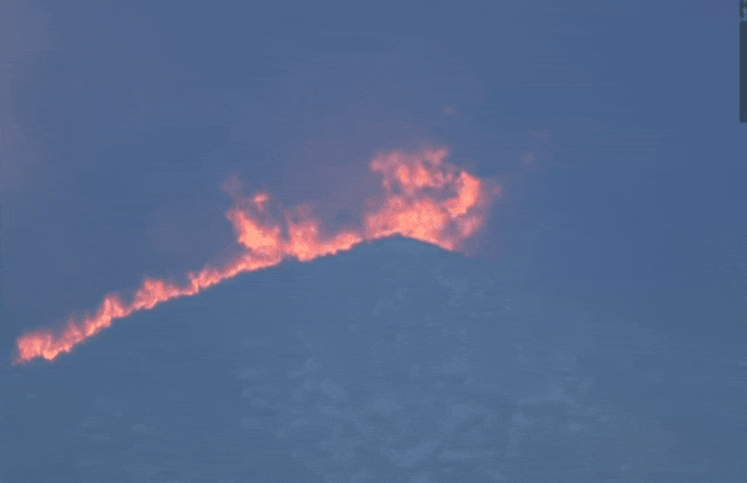 미국 현지시간으로 12일 오후 캘리포니아 레이크휴즈 지역에서 발생한 대형 산불이 걷잡을 수 없이 번지고 있다