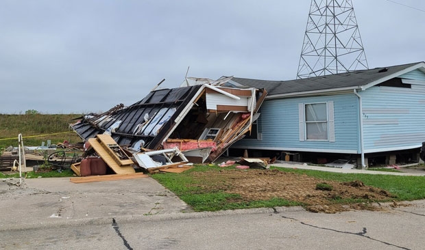 사망한 할머니가 살던 트레일러는 옆으로 데굴데굴 굴러 다른 트레일러를 들이받고 형체를 알아볼 수 없을 만큼 부서졌다.