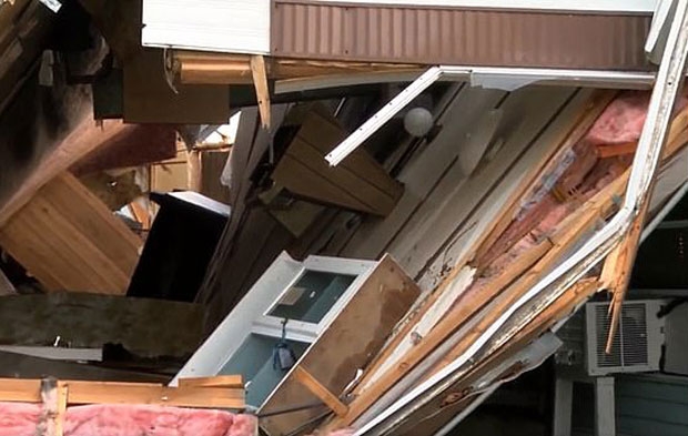 포트웨인 소방국 관계자는 “주택이 무너졌다는 신고를 받고 출동했으나, 가스 누출과 전기설비 고장으로 섣부르게 접근할 수 없었다”라고 밝혔다.