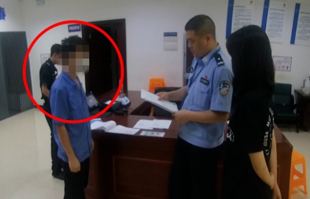 경찰에 체포돼 조사를 받고 있는 피해 여성 절친의 남편(왼쪽 붉은 동그라미)