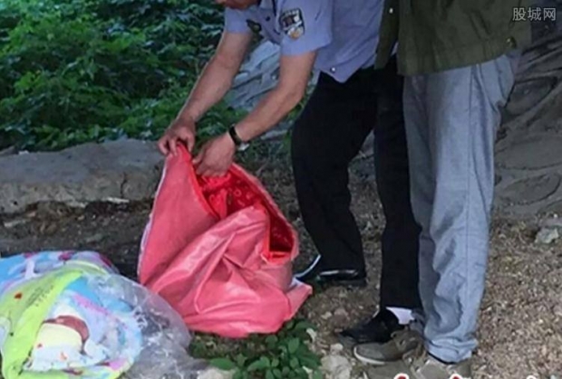 쓰레기 매립지 붉은 봉투에서 발견된 아기의 모습.