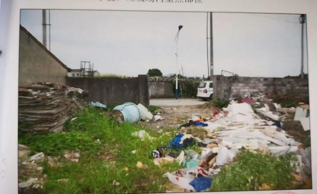 아기가 유기된 쓰레기 매립지의 모습.