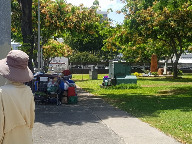 길 한 편에 노숙자 짐이 쌓여있다.