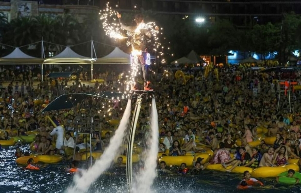 코로나19 바이러스 발원지인 우한의 ‘근황’. 우한 시내에 위치한 워터파크에 마스크를 쓰지 않은 수많은 사람이 모여 밤낮으로 물놀이를 즐기고 있다(사진=AFP 연합뉴스)