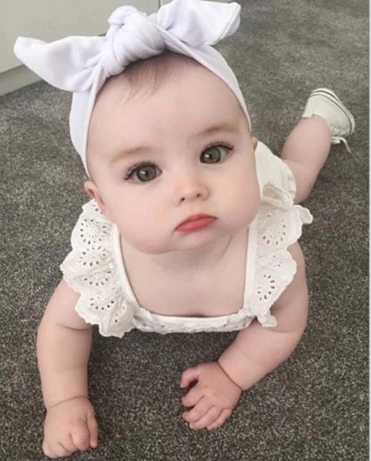 성인의 메이크업을 연상케 하는 화장을 한 것처럼 보정된 뒤 아동 성 착취물 사이트에 게시된 모르건의 딸 사진