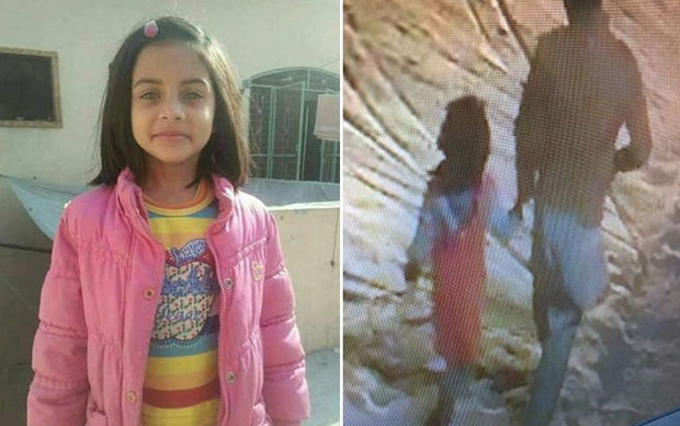 2018년 아동성폭행범에게 희생된 자이나브가 범인의 손에 끌려가는 모습이 담긴 CCTV 화면(오른쪽).