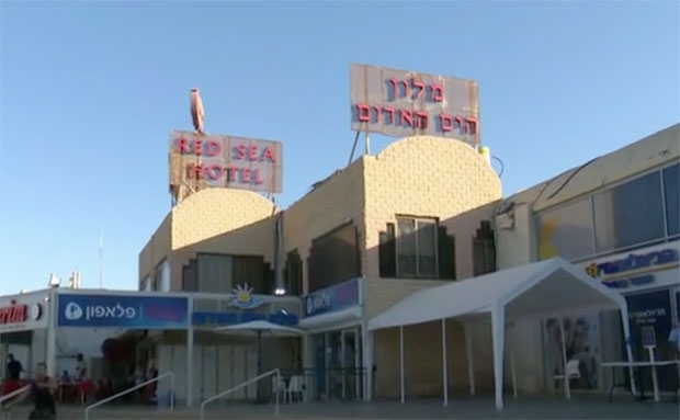 피해 소녀는 지난 12일 친구와 함께 이스라엘 남부 휴양도시에이라트로 놀러 갔다가 호텔 방에서 일면식도 없는 남성 30여명에게ㅐ 집단 성폭행을 당했다. 사건이 벌어진 이스라엘 에이라트 소재 ‘홍해호텔’ 전경./사진=이스라엘 12채널 캡쳐