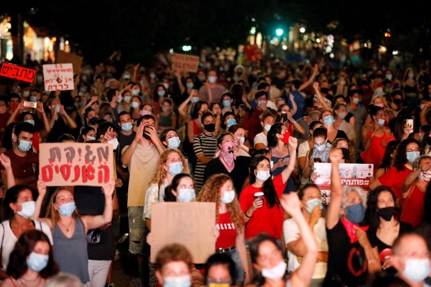23일(현지시간) 이스라엘 텔아비브 광장에서 16세 소녀 집단성폭행을 규탄하는 대규모 시위가 벌어졌다./사진=로이터 연합뉴스