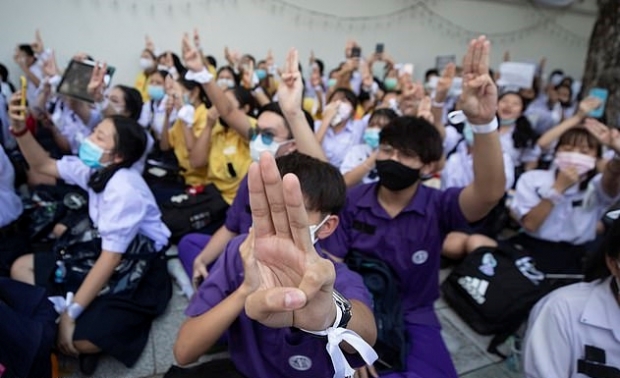 태국 정부의 횡포를 막기 위해 교육부 장관의 사무실 앞에서 시위를 벌이는 태국 10대 학생들