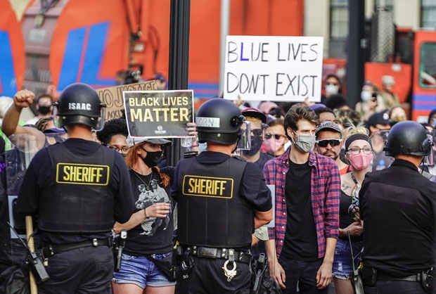 조지 플로이드에 이어, 비무장 흑인이 경찰 총에 맞는 비극적 사건이 또다시 발생하자 거센 항의 시위가 벌어졌다. 24일 밤 8시를 기해 통행금지령이 내려졌지만, 성난 시위대는 경찰서로 달려가 돌과 화염병을 던졌다./사진=EPA 연합뉴스