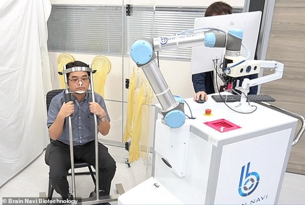 검사를 받는 사람은 안내에 따라 자기 코에 클립을 끼우고 얼굴 받침대에 턱과 이마를 대고 있으면 된다.(사진=브레인 내비 바이오테크놀로지)