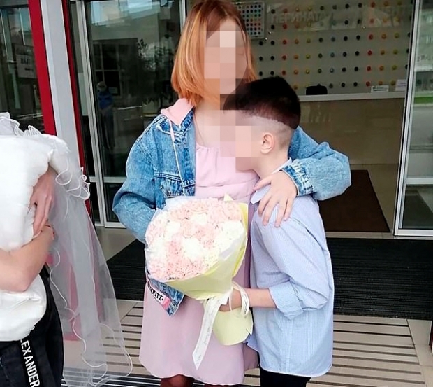 산부인과에서 퇴원하는 13세-10세(현재 나이 14세-11세) 커플의 모습 산부인과에서 퇴원하는 13세-10세(현재 나이 14세-11세) 커플의 모습