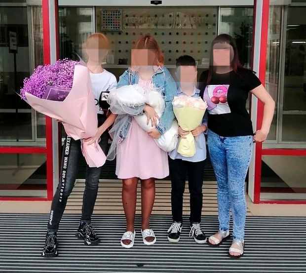 사진 위는 신생아를 안고 산부인과에서 퇴원하는 13세-10세(현재 나이 14세-11세) 커플, 사진 아래는 산모의 어머니(맨 왼쪽)와 남자친구의 어머니(맨 오른쪽) 사진 위는 신생아를 안고 산부인과에서 퇴원하는 13세-10세(현재 나이 14세-11세) 커플, 사진 아래는 산모의 어머니(맨 왼쪽)와 남자친구의 어머니(맨 오른쪽)