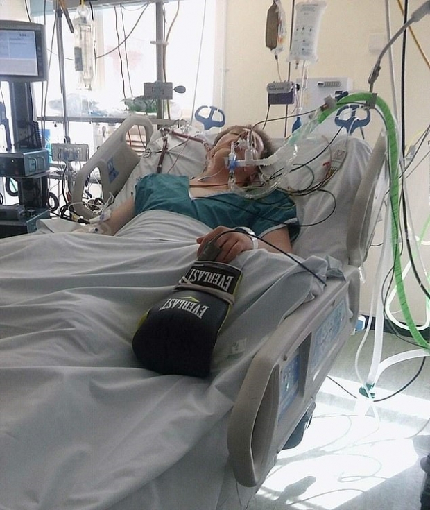 80대 노인의 폐가 돼 버린 뒤 집중치료실에서 치료를 받은 피셔