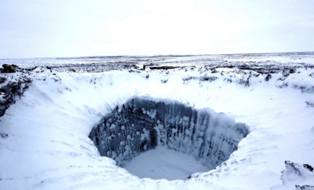 러시아 야말 지역에서 이전에 발견된 대형 싱크홀의 겨울 풍경