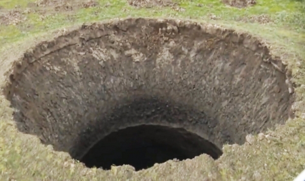 러시아 야말 지역에서 발견된 깊이 50m 싱크홀. 2014년 이후 벌써 17번째 발생이다.