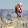 영화처럼 풍선 타고 두둥실…7590m 상공까지 올라간 마술사 (영상)