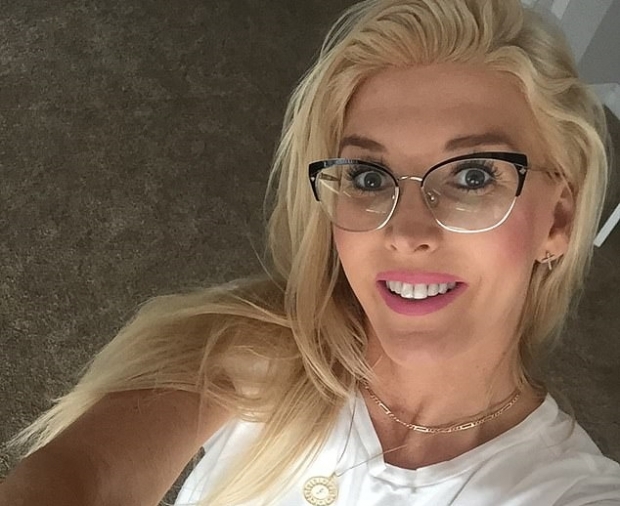 실리콘 보형물 부작용으로 인해 10년 넘게 끔찍한 증상들에 시달렸던 미국의 30대 여성