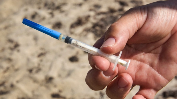 해변 모래사장에 버려진 주사기 자료사진