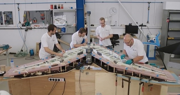 공기역학적 특성을 살린 V자 형태의 차세대 비행기 ‘플라잉 브리’(Flying V)의 축소 모델이 시범비행을 성공적으로 마쳤다