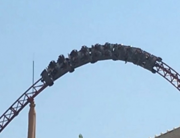 현지시간으로 지난 5일 중국 장쑤성의 한 놀이공원 롤러코스터가 운행 중 멈추는 사고가 발생했다. 이 사고로 탑승객 20명이 거꾸로 매달린 채 1시간을 버텨야 했다.