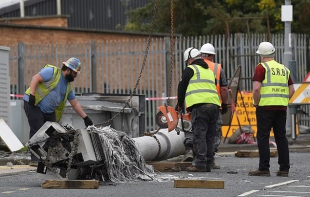 음모론자들의 방화로 불 타 버린 영국 웨스트요크셔주 브래드퍼드의 5G 통신탑