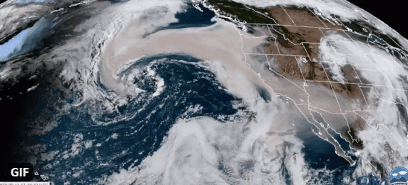 미국 서부에서 발생한 대규모 산불로 만들어진 연기가 태평양 사이클론에 빨려 들어가는 모습의 위성영상이 공개됐다