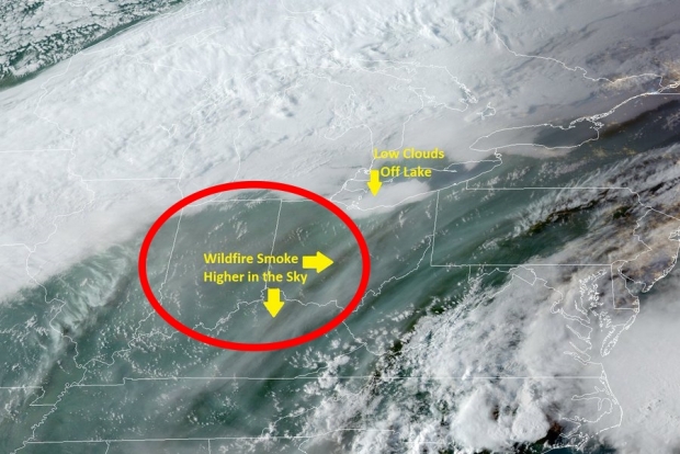 오하이오주 클리블랜드의 기상청이 공개한, 약 9.2㎞ 상공까지 이동한 짙은 회색빛 산불 연기를 담은 위성사진