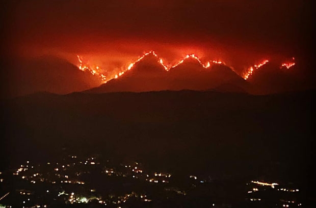 일주일 전 로스앤젤레스 국유림에서 발생한 ‘밥캣 파이어’(Bobcat Fire)가 번진 상태다./사진=LA카운티 소방당국