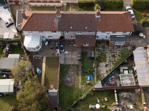 키우던 개에 물려 세상을 떠난 생후 12일 영아를 추모하기 위한 꽃이 올려진 사건 현장