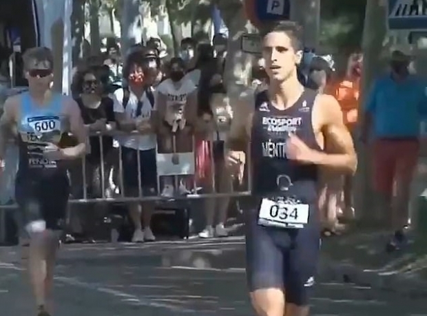 경쟁 선수가 코스를 잘못 진입해 뒤쳐진 것을 알아챈 스페인 선수(오른쪽)가 결승선 앞에서 멈춰 기다려주는 모습