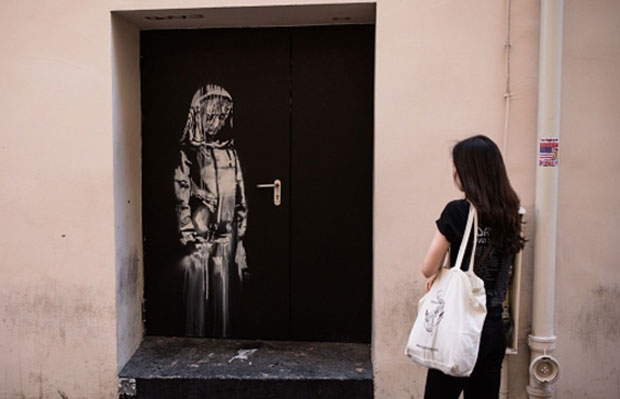 뱅크시가 2015년 프랑스 파리 바타클랑 극장에서의 테러 희생자를 추모하기 위해 이 극장의 비상구에 남긴 작품. 2018년 선보인 작품은 이듬해 1월 도난당했다가 1년 반 만에 이탈리아 농가에서 발견됐다.