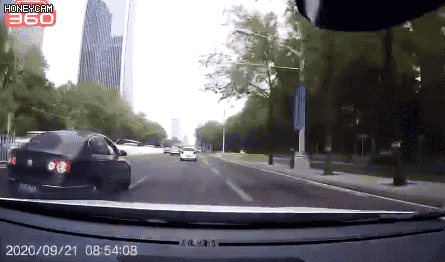 옆 차량의 보복운전으로 차량 앞유리에 쏟아진 커피(블랙박스 영상)