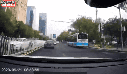 도로에서 끼어들기를 하거나 급정거를 하는 등 위협적인 운전을 한 차량(검은색)