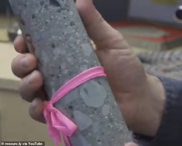 마이어스 박사를 지원하고 있는 호주 커틴대 연구진은 물방울형 유리 조각과 지르콘 그리고 충격 원뿔암에 붙어있는 다른 광물들을 조사해 운석 충돌이 발생한 정확한 시점을 알아낼 계획이다.(사진=리소슬리/유튜브)