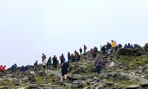 현지시간으로 27일 영국 4대산으로 꼽히는 스노든산에 오르기 위해 긴 줄을 선 사람들의 모습. 영국은 코로나19 재확산 조짐이 보이자 일부 지역에서 제한 조치가 이어지고 있다.