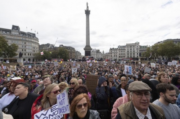 지난 26일 런던에서 봉쇄령에 반대하는 시위에 참가한 시민들. 경찰과 시위대 사이의 무력 충돌까지 발생했다(사진=AFP 연합뉴스)