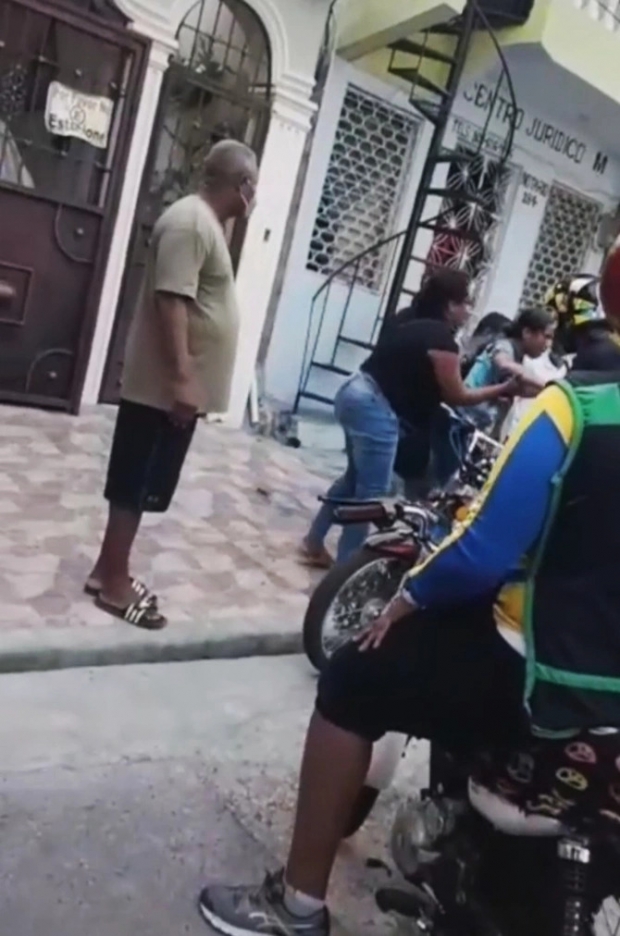 피해 여성을 돕기 위해 사람들이 모여드는 모습.(사진=목격자 제공)