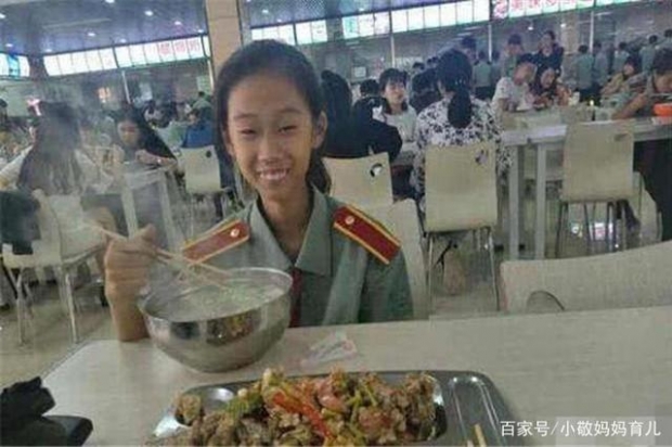 대학교 구내 식당에서 식사 중인 장이원의 모습