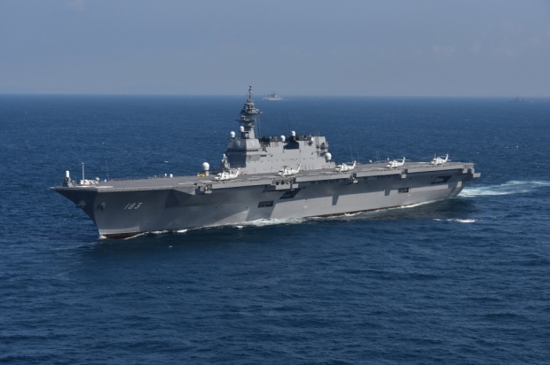 일본은 현재 보유중인 헬기항모인 이즈모급 호위함을 2020년대 중반까지 개조하여, F-35B 스텔스 단거리이륙 및 수직착륙 전투기를 운용하는 경항공모함으로 운용할 예정이다. 사진=일본 해상자위대
