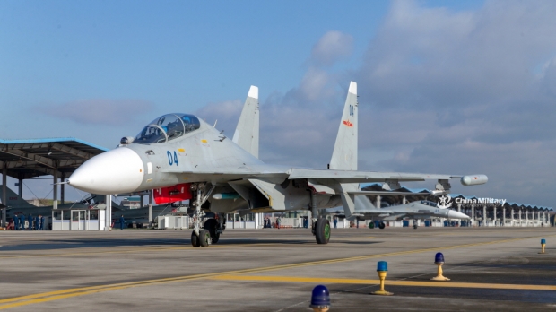 중국해군의 경우 지상기지에 작전반경이 1000km가 넘는 젠-11과 Su-30MKK 전투기와 H-6 계열 폭격기까지 운용하고 있지만 그럼에도 불구하고 항공모함 확보에 전력을 집중하고 있다. 사진=중국 국방부 