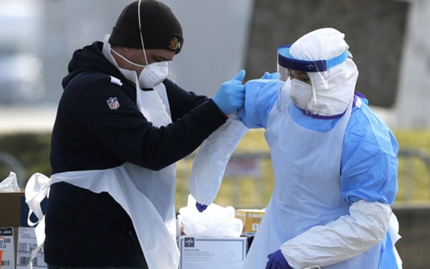 지난달 10일(현지시간) 미국의 한 병원에서 의료진이 보호장구를 착용하고 있다./사진=AP 연합뉴스