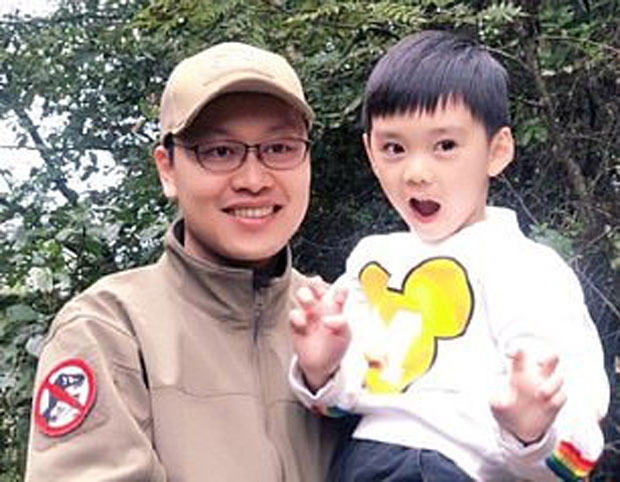 싱리다 박사와 화석을 발견한 소년 양쩌루이(오른쪽)./사진=싱리다 박사 웨이보