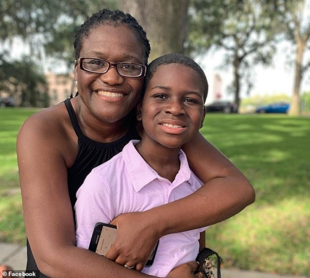 교육학 석사 학위를 갖고 있는 케일럽 앤더슨의 어머니 클레어는 아들에게 그저 인정과 친절 그리고 다른 사람에게서 좋을 점을 찾을 수 있는 것과 같이 다른 것을 가르치고 있다고 말했다.(사진=페이스북)